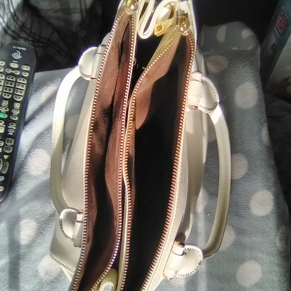 Ralph Lauren Handbag. - Picture 7 of 8